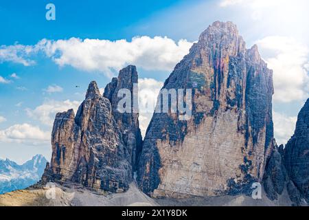 Beschreibung: Helecopter kehrt von der Rettungsmission in Tre Cime zurück. Tre Cime, Dolomiten, Südtirol, Italien, Europa. Stockfoto