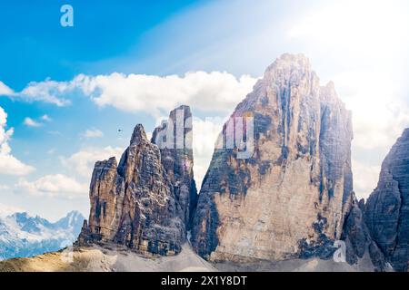 Beschreibung: Helecopter kehrt von der Rettungsmission in Tre Cime zurück. Tre Cime, Dolomiten, Südtirol, Italien, Europa. Stockfoto