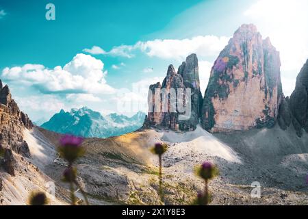 Beschreibung: Helecopter kehrt von der Rettungsmission in Tre Cime zurück. Tre Cime, Dolomiten, Südtirol, Italien, Europa. Stockfoto