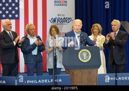 Philadelphia, USA. April 2024. Präsident Joe Biden Jr. spricht bei einer Wahlkampfveranstaltung bei Martin Luther King Jr. Am 18. April 2024 wurde er von Familienmitgliedern Kennedys unterstützt. Mehr als ein Dutzend Mitglieder des Kennedy klan, angeführt von der Tochter von Robert Kennedy Kerry Kennedy, stehen auf der Bühne und nahmen in Zuschauern Teil, um Biden für die zweite Amtszeit zu unterstützen. (Foto: Lev Radin/SIPA USA) Credit: SIPA USA/Alamy Live News Stockfoto