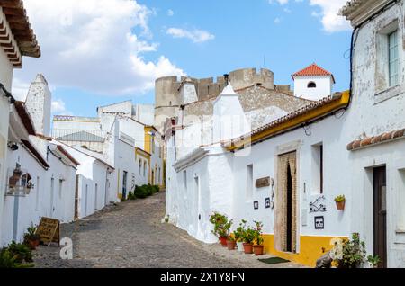 Straße mit Häusern traditioneller Architektur im mittelalterlichen Dorf Evoramonte, Alentejo. Portugal Stockfoto