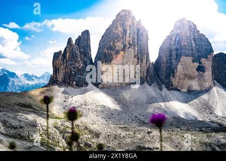 Beschreibung: Helecopter kehrt von der Rettungsmission in Tre Cime zurück. Tre Cime, Dolomiten, Südtirol, Italien, Europa. Stockfoto