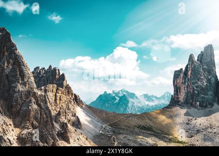 Beschreibung: Helecopter kehrt von der Rettungsmission in Tre Cime zurück. Tre Cime, Dolomiten, Südtirol, Italien, Europa. Stockfoto