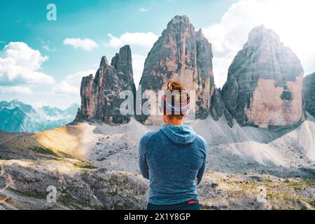 Beschreibung: Junge Sportfrau genießt am Nachmittag die Aussicht auf die Tre Cime Bergkette. Tre Cime, Dolomiten, Südtirol, Italien, Europa. Stockfoto