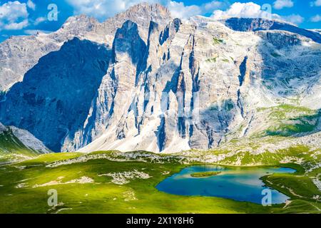 Beschreibung: Blick auf Lago dei Piani und Cordei dei Piani am Nachmittag. Tre Cime, Dolomiten, Südtirol, Italien, Europa. Stockfoto