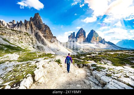 Beschreibung: Junge sportliche Frau spaziert am Nachmittag auf einem malerischen Wanderweg in Tre Cime. Tre Cime, Dolomiten, Südtirol, Italien, Europa. Stockfoto