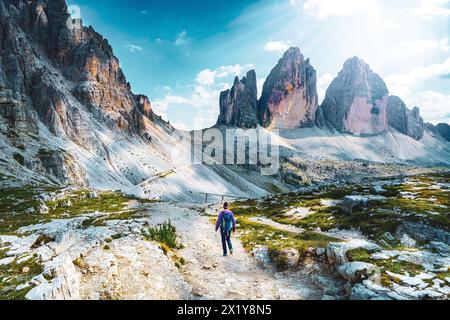 Beschreibung: Junge sportliche Frau spaziert am Nachmittag auf einem malerischen Wanderweg in Tre Cime. Tre Cime, Dolomiten, Südtirol, Italien, Europa. Stockfoto