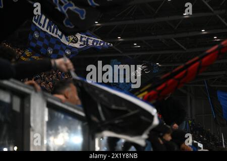 Bergamo, Italien. April 2024. Atalanta BC Fans beim Viertelfinale der UEFA Europa League im zweiten Legspiel zwischen Atalanta BC und Liverpool FC am 18. Avril 2024 im Gewiss-Stadion in Bergamo, Italien. Kredit: Tiziano Ballabio Kredit: Unabhängige Fotoagentur/Alamy Live News Stockfoto