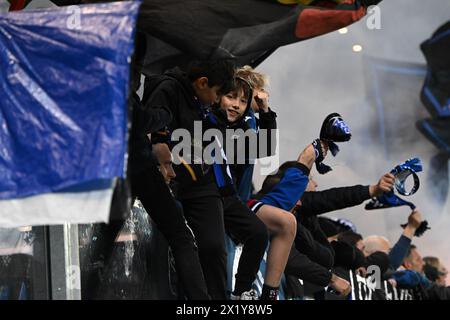 Bergamo, Italien. April 2024. Atalanta BC Fans beim Viertelfinale der UEFA Europa League im zweiten Legspiel zwischen Atalanta BC und Liverpool FC am 18. Avril 2024 im Gewiss-Stadion in Bergamo, Italien. Kredit: Tiziano Ballabio Kredit: Unabhängige Fotoagentur/Alamy Live News Stockfoto