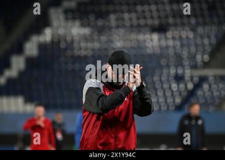 Bergamo, Italien. April 2024. Jurgen Norbert Klopp, Cheftrainer des FC Liverpool, begrüßt die Fans am Ende des Spiels nach dem zweiten Legspiel der UEFA Europa League zwischen Atalanta BC und Liverpool FC am 18. April 2024 im Gewiss-Stadion in Bergamo. Kredit: Tiziano Ballabio Kredit: Unabhängige Fotoagentur/Alamy Live News Stockfoto