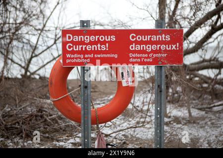 Das Waten gefährlicher Strömungen ist im öffentlichen Park verboten Stockfoto