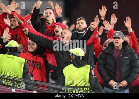 Die Fans von Bayer 04 Leverkusen feiern ihr zweites Halbtreffer beim Spiel der UEFA Europa League zwischen West Ham United und Bayer 04 Leverkusen am 18. April 2024 im London Stadium, Queen Elizabeth Olympic Park, London, England. Foto von Phil Hutchinson. Nur redaktionelle Verwendung, Lizenz für kommerzielle Nutzung erforderlich. Keine Verwendung bei Wetten, Spielen oder Publikationen eines einzelnen Clubs/einer Liga/eines Spielers. Quelle: UK Sports Pics Ltd/Alamy Live News Stockfoto