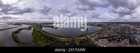 180-Grad-Panoramablick mit Veluwemeer-Aquadukt von oben. Luftaufnahme mit der niederländischen Wasserstraßeninfrastruktur für Boote, die über die Autobahn fahren Stockfoto