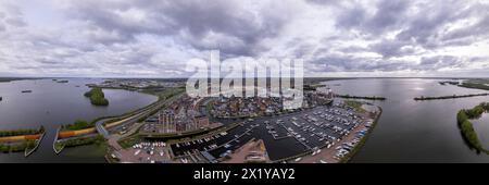 180-Grad-Panoramablick mit Veluwemeer-Aquadukt von oben. Luftaufnahme mit der niederländischen Wasserstraßeninfrastruktur für Boote, die über die Autobahn fahren Stockfoto