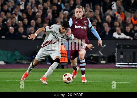 London, Großbritannien. April 2024. Piero Hincapié (Bayer Leverkusen) und Jarrod Bowen (West Ham) im Viertelfinale der UEFA Europa League gegen Beyer Leverkusen, 2. Leg, Spiel im London Stadium, Stratford. Dieses Bild ist NUR für REDAKTIONELLE ZWECKE bestimmt. Für jede andere Verwendung ist eine Lizenz von Football DataCo erforderlich. Quelle: MARTIN DALTON/Alamy Live News Stockfoto