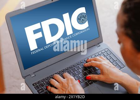 Brasilien. Januar 2024. In dieser Abbildung ist das Logo der Federal Deposit Insurance Corporation (FDIC) auf einem Laptop-Bildschirm zu sehen. (Credit Image: © Rafael Henrique/SOPA Images via ZUMA Press Wire) NUR REDAKTIONELLE VERWENDUNG! Nicht für kommerzielle ZWECKE! Stockfoto
