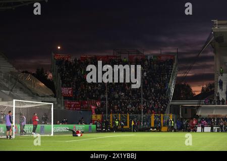Bergamo, Italien. April 2024. Die Liverpool-Fans wurden im Besucherbereich des Stadions während der Aufwärmphase vor dem Spiel der UEFA Europa League im Stadio di Bergamo, Bergamo, dargestellt. Der Bildnachweis sollte lauten: Jonathan Moscrop/Sportimage Credit: Sportimage Ltd/Alamy Live News Stockfoto
