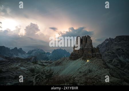 Beschreibung: Kopfwanderwege von Bergsteigern, die auf Dolomiten-Wanderwegen mit einem Gewitter im Hintergrund wandern. Drei Zinnen, Dolomiten, Süd-Ti Stockfoto