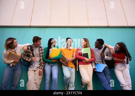 Niedriger Winkel. Große Gruppe von multiethnischen und verschiedenen Studenten, die sich gegenseitig lächeln Stockfoto