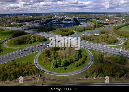 Weitwinkelansicht des Kreisverkehrs Hoevelaken Kreuzung Transitflugbahn nahe Amersfoort in niederländischer Landschaft. Infrastruktur und städtischer Verkehr Stockfoto