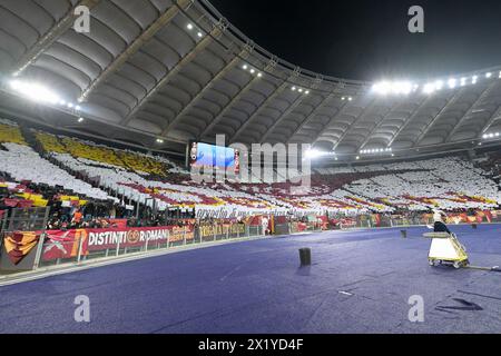 Stadio Olimpico, Rom, Italien. April 2024. Europa League, Viertelfinale, Zweitbeinfußball; Roma gegen AC Milan; Roma's Supporters Credit: Action Plus Sports/Alamy Live News Stockfoto