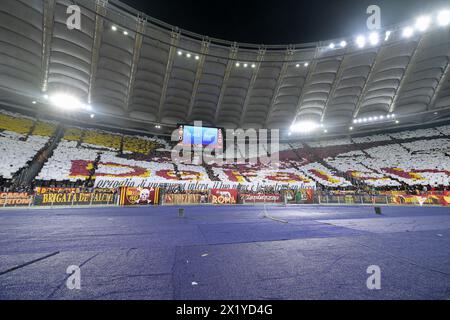 Stadio Olimpico, Rom, Italien. April 2024. Europa League, Viertelfinale, Zweitbeinfußball; Roma gegen AC Milan; Roma's Supporters Credit: Action Plus Sports/Alamy Live News Stockfoto