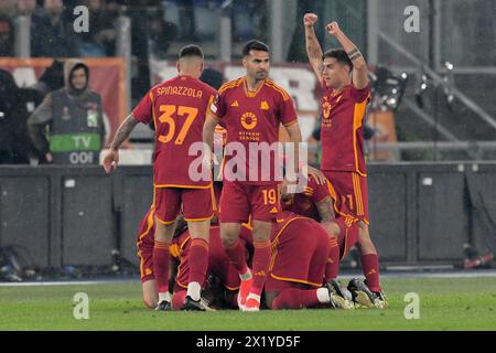 Stadio Olimpico, Rom, Italien. April 2024. Europa League, Viertelfinale, Zweitbeinfußball; Roma gegen AC Milan; Roma's Spieler feiern, nachdem sie in der 12. Minute das Tor für 1-0 erzielt haben. Credit: Action Plus Sports/Alamy Live News Stockfoto