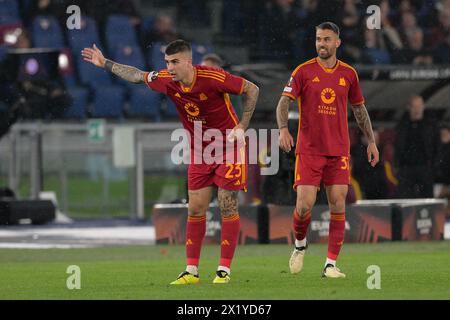 Stadio Olimpico, Rom, Italien. April 2024. Europa League, Viertelfinale, Zweitbeinfußball; Roma gegen AC Milan; Gianluca Mancini von AS Roma feiert, nachdem er in der 12. Minute das Tor für 1-0 erzielt hat. Credit: Action Plus Sports/Alamy Live News Stockfoto