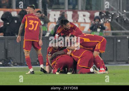 Stadio Olimpico, Rom, Italien. April 2024. Europa League, Viertelfinale, Zweitbeinfußball; Roma gegen AC Milan; Roma's Spieler feiern, nachdem sie in der 12. Minute das Tor für 1-0 erzielt haben. Credit: Action Plus Sports/Alamy Live News Stockfoto