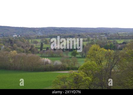 Ein Blick über das Vale of Holmesdale aus der Nähe von Knockholt Pound oberhalb von Chevening und Brasted, Kent, im April, Frühling. North Downs Steilhang. Stockfoto