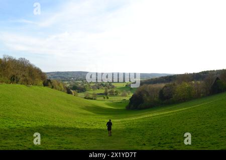 Ein junger Mann geht im Frühjahr eine Spalte in der North Downs Steilküste in Chevening, Kent, England, in der Nähe von Knockholt Pound und Sevenoaks hinunter. Stockfoto