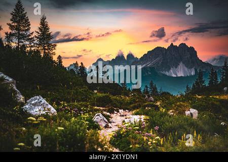 Beschreibung: Wanderweg am Sorapis See mit mystischem Blick auf Cadini di Misurina im Hintergrund am Abend. Sorapis-See, Dolomiten, Belluno, I Stockfoto
