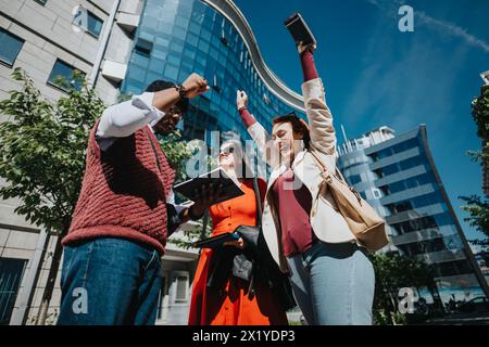 Geschäftspartner feiern Erfolg mit einer hohen Zahl von fünf Outdoor-Produkten Stockfoto