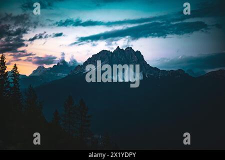 Beschreibung: Mystischer Blick vom See Soraips auf Cadini di Misurina im Hintergrund am Abend. Sorapissee, Dolomiten, Belluno, Italien, Europa. Stockfoto