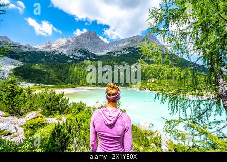 Beschreibung: Junge sportliche Frau genießt am Morgen einen wunderschönen Blick auf den türkisfarbenen Sorapis See. Sorapissee, Dolomiten, Belluno, Italien, Europa. Stockfoto