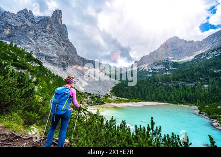 Beschreibung: Junge sportliche Frau genießt am Mittag einen wunderschönen Blick auf den türkisfarbenen Sorapis See. Sorapissee, Dolomiten, Belluno, Italien, Europa. Stockfoto