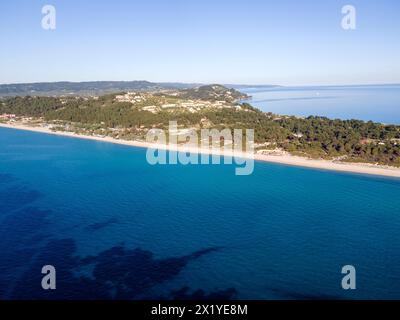 Fantastische Aussicht auf die Küste von Kassandra in der Nähe von Possidi Beach, Chalkidiki, Zentralmakedonien, Griechenland Stockfoto