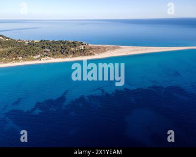 Fantastische Aussicht auf die Küste von Kassandra in der Nähe von Possidi Beach, Chalkidiki, Zentralmakedonien, Griechenland Stockfoto