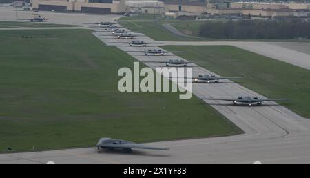 Knopf Noster, Usa. 15. April 2024. Mehrere strategische Bomber der US Air Force B-2 Spirit, die dem 509th Bomb Wing zugewiesen wurden, Taxi zur Start- und Landebahn während der Übung Spirit Vigilance auf der Whiteman Air Force Base, 15. April 2024 in Knob Noster, Missouri. Quelle: A1C Hailey Farrell/USA Air Force Photo/Alamy Live News Stockfoto