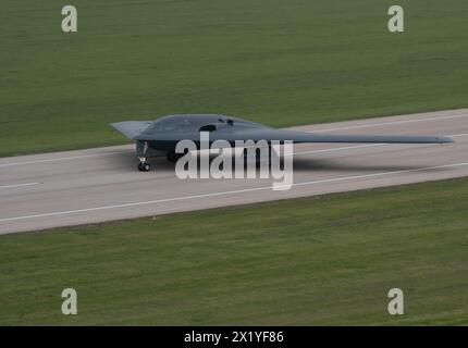 Knopf Noster, Usa. 15. April 2024. Ein strategischer Bombenbomber der US Air Force B-2 Spirit, der dem 509th Bomb Wing zugewiesen wurde, fährt während der Übung Spirit Vigilance auf der Whiteman Air Force Base am 15. April 2024 in Knob Noster, Missouri, zur Start- und Landebahn. Quelle: A1C Hailey Farrell/USA Air Force Photo/Alamy Live News Stockfoto