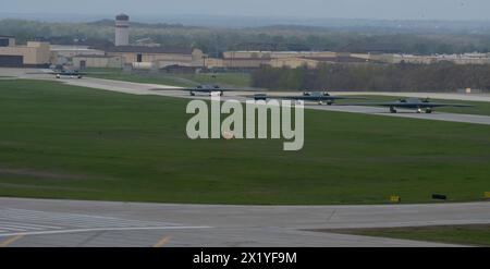 Knopf Noster, Usa. 15. April 2024. Mehrere strategische Bomber der US Air Force B-2 Spirit, die dem 509th Bomb Wing zugewiesen wurden, Taxi zur Start- und Landebahn während der Übung Spirit Vigilance auf der Whiteman Air Force Base, 15. April 2024 in Knob Noster, Missouri. Quelle: A1C Hailey Farrell/USA Air Force Photo/Alamy Live News Stockfoto