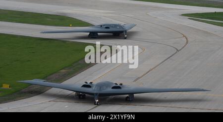 Knopf Noster, Usa. 15. April 2024. Mehrere strategische Bomber der US Air Force B-2 Spirit, die dem 509th Bomb Wing zugewiesen wurden, Taxi zur Start- und Landebahn während der Übung Spirit Vigilance auf der Whiteman Air Force Base, 15. April 2024 in Knob Noster, Missouri. Quelle: A1C Hailey Farrell/USA Air Force Photo/Alamy Live News Stockfoto