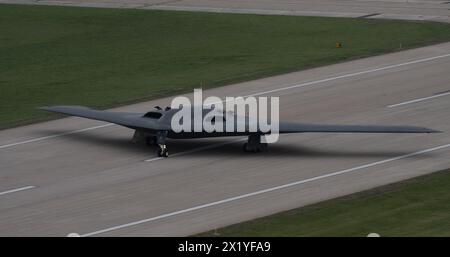 Knopf Noster, Usa. 15. April 2024. Ein strategischer Bombenbomber der US Air Force B-2 Spirit, der dem 509th Bomb Wing zugewiesen wurde, fährt während der Übung Spirit Vigilance auf der Whiteman Air Force Base am 15. April 2024 in Knob Noster, Missouri, zur Start- und Landebahn. Quelle: A1C Hailey Farrell/USA Air Force Photo/Alamy Live News Stockfoto