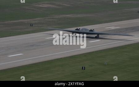 Knopf Noster, Usa. 15. April 2024. Ein strategischer Bombenbomber der US Air Force B-2 Spirit, der dem 509th Bomb Wing zugewiesen wurde, fährt während der Übung Spirit Vigilance auf der Whiteman Air Force Base am 15. April 2024 in Knob Noster, Missouri, zur Start- und Landebahn. Quelle: A1C Hailey Farrell/USA Air Force Photo/Alamy Live News Stockfoto