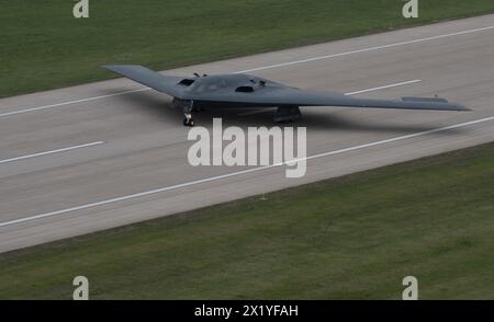 Knopf Noster, Usa. 15. April 2024. Ein strategischer Bombenbomber der US Air Force B-2 Spirit, der dem 509th Bomb Wing zugewiesen wurde, fährt während der Übung Spirit Vigilance auf der Whiteman Air Force Base am 15. April 2024 in Knob Noster, Missouri, zur Start- und Landebahn. Quelle: A1C Hailey Farrell/USA Air Force Photo/Alamy Live News Stockfoto