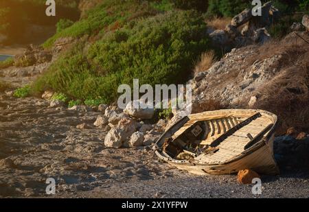 Ein altes Holzboot liegt an der Küste. Stockfoto