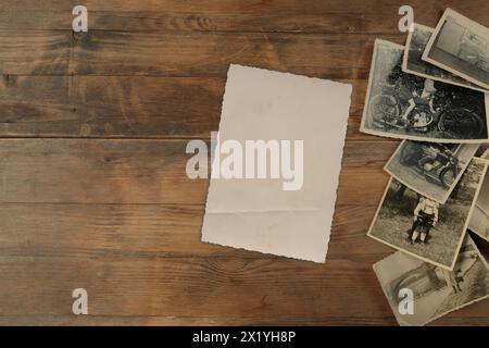 Stapel von alten Vintage monochromen Fotografien 1950 auf Fotopapier auf Naturholzhintergrund, Konzept der Genealogie, Erinnerung an Vorfahren, Familie t Stockfoto