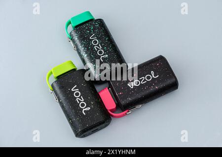 ISTANBUL, TÜRKEI - 9. APRIL 2024: Vozol elektronische Rauchermaschine. Elektronische Zigarette (kurz E-Zigarette) ist ein elektronisches Gerät. Stockfoto