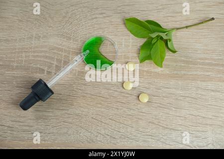 Pillen, Kapseln, ein neues Medikament aus Pflanzen, biologisch aktive Substanzen in einem chemischen Labor, Konzeptwissenschaft, Gentechnik, n Stockfoto