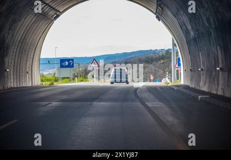 Fahrzeug kommt aus einem Tunnel auf einer Autobahn. Blick von innen Stockfoto